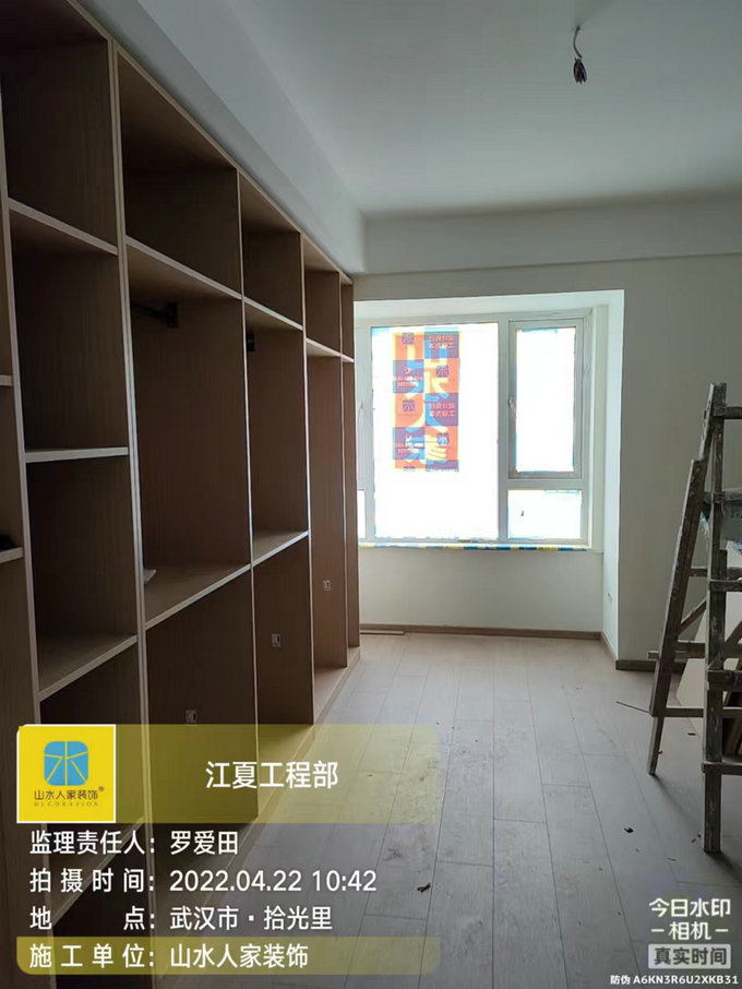 路劲时代城装修工地定制柜子安装