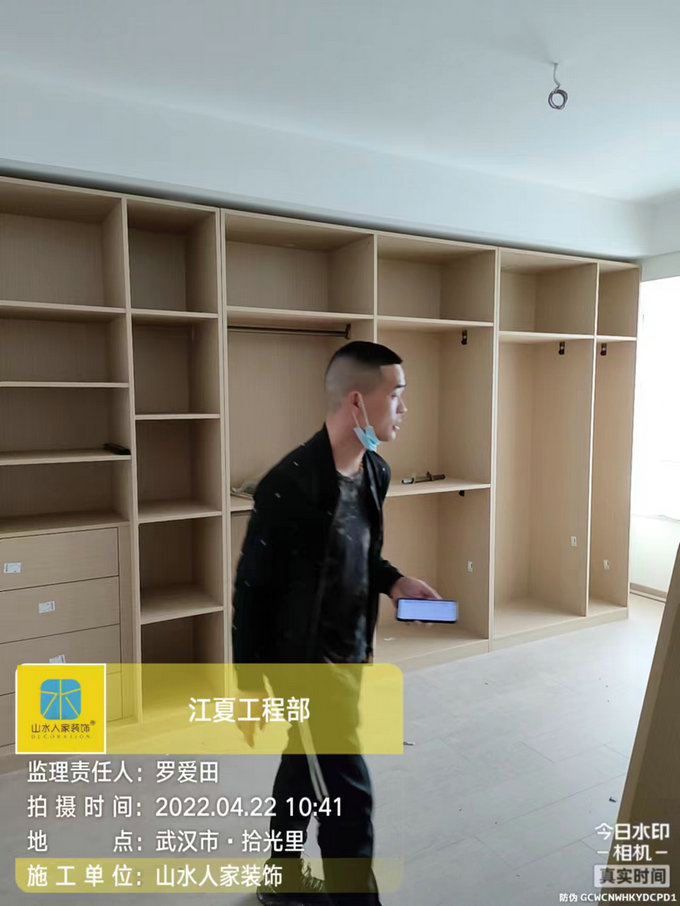 路劲时代城装修工地定制柜子安装
